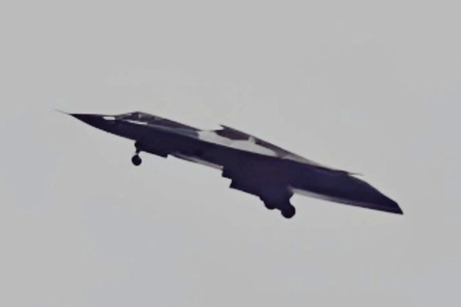 O 'J-36' parece ter uma pintura com camuflagem (Reprodução)
