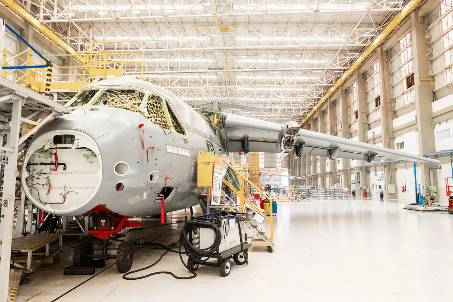 Segundo KC-390 Millennium da Hungria concluiu acionamento elétrico