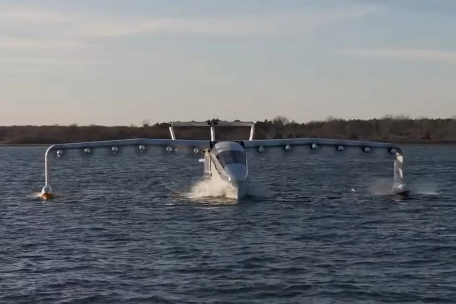 Nova aeronave planadora marítima entra na água pela primeira vez