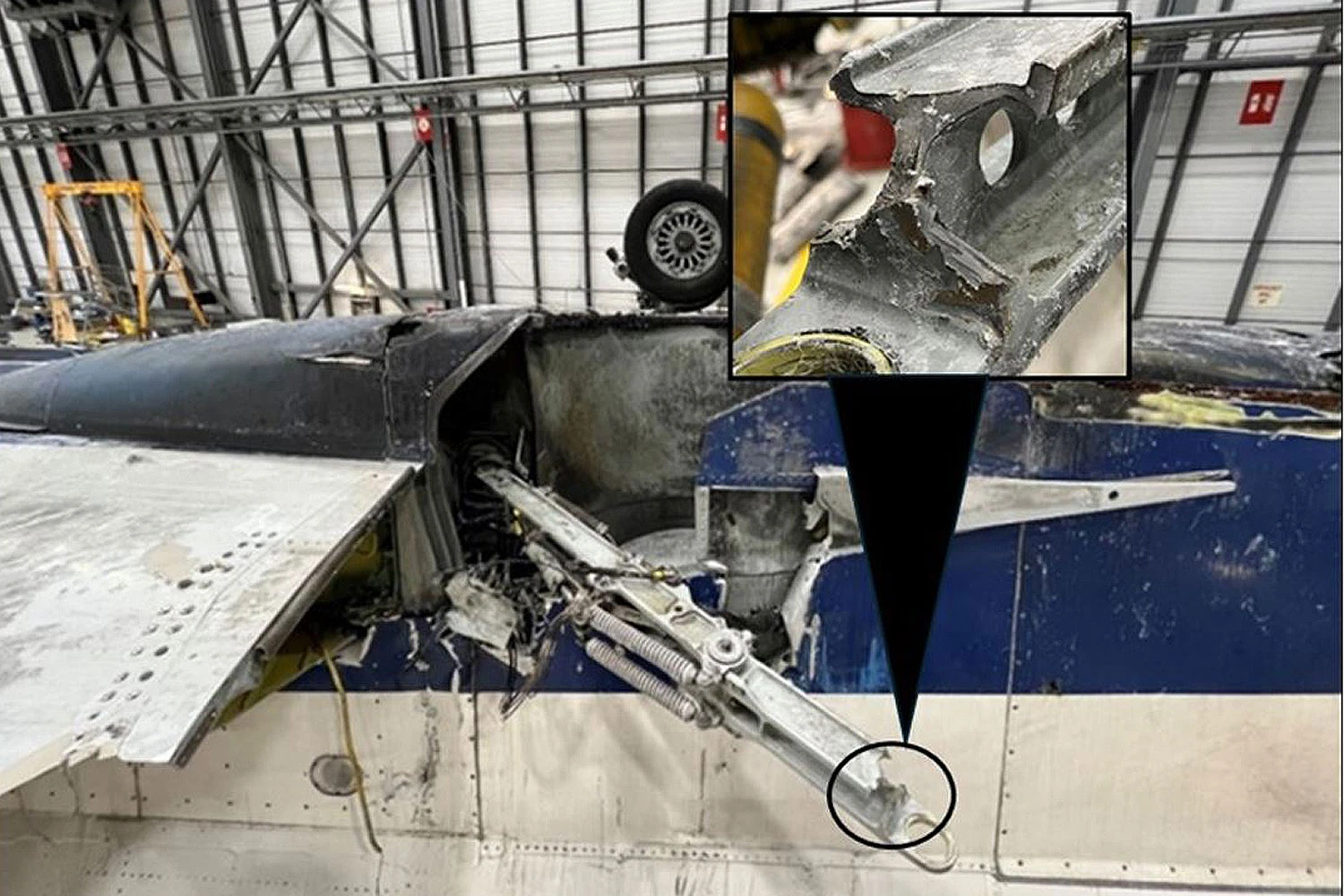The fractured landing gear bar (TSB)
