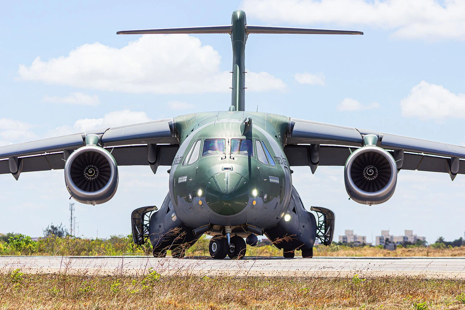 Lula volta a sugerir venda próxima do Embraer C-390 para Angola