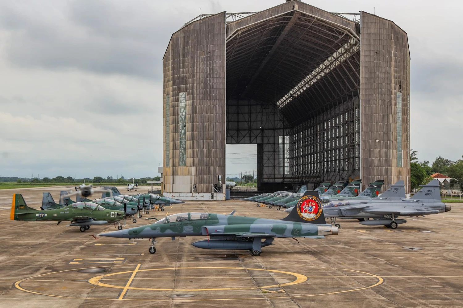 Northrop F-5 da FAB diante do hangar do Zepellin na BASC (Reprodução)