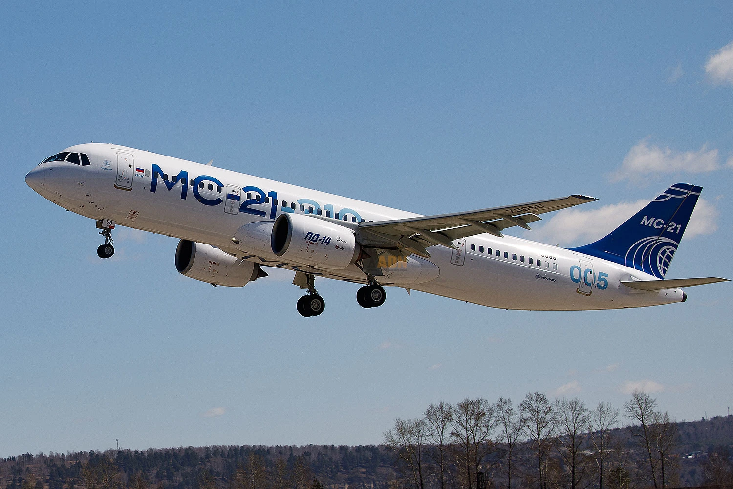 Jato comercial MC-21 faz primeiro voo quase totalmente 'russo'
