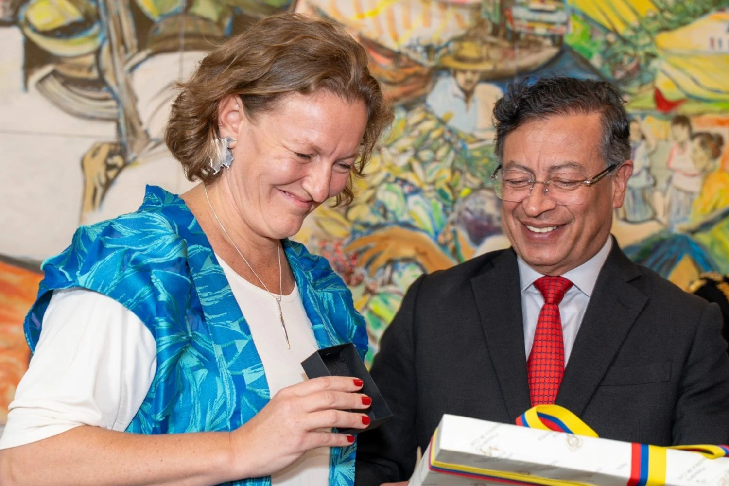 Presidente Gustavo Petro e a embaixadora da Suécia Helena Storm (divulgação)
