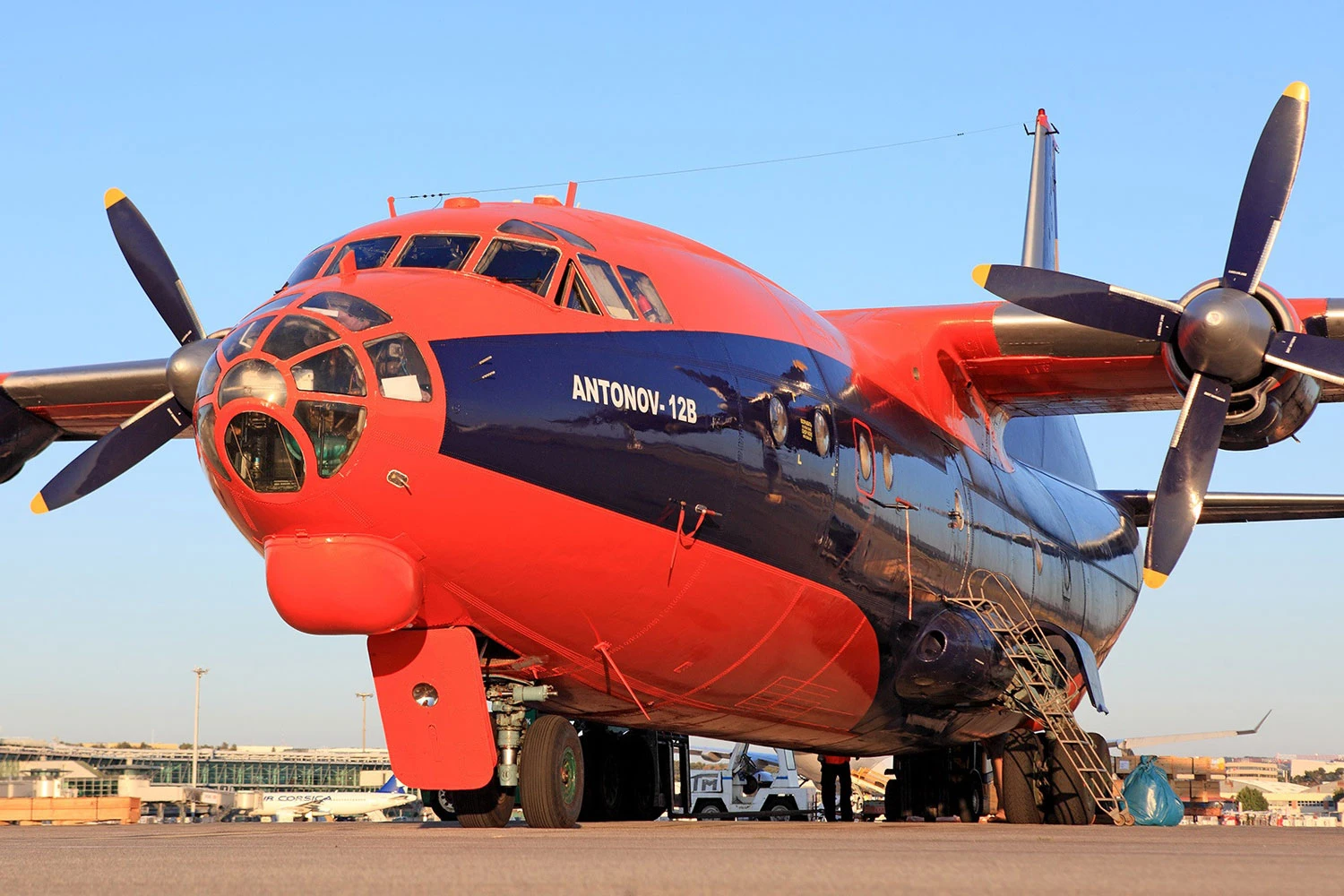 Turboélice Antonov An-12 'flamenguista' é aposentado após 58 anos em serviço