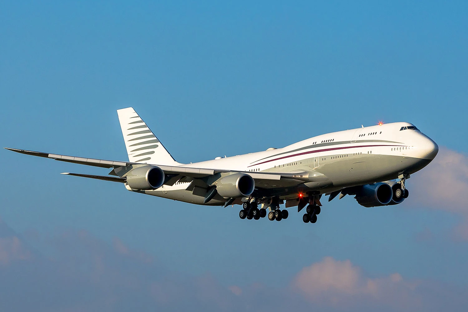 'Palácio voador' do Catar, Boeing 747-8 será doado à Trump após voar como Air Force One temporário