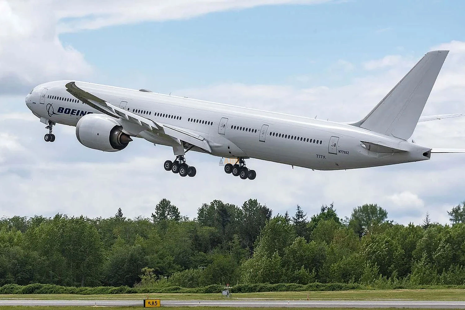 Quarto Boeing 777-9 de testes volta a voar após mais de três anos