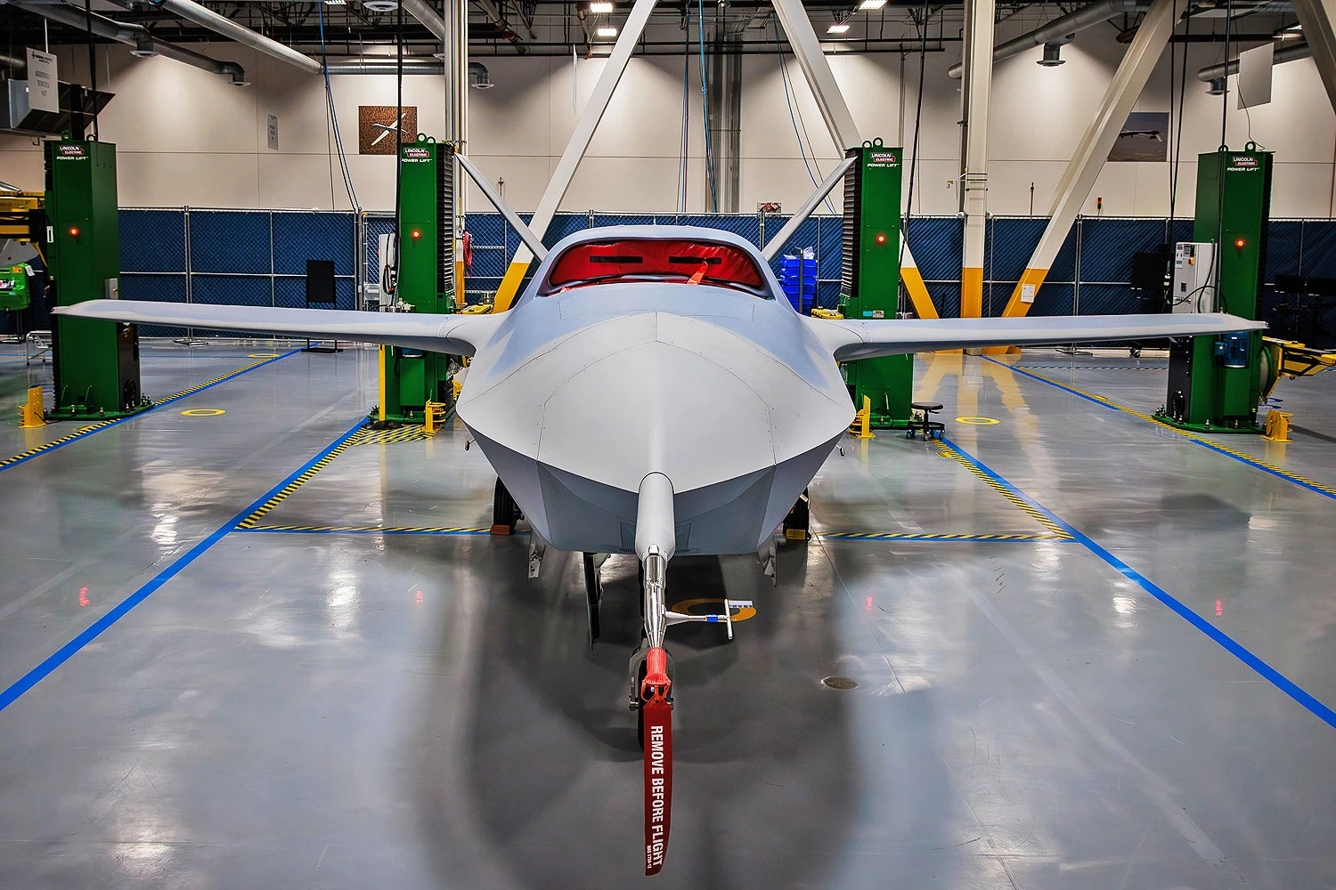 Caça não tripulado YFQ-42A tem primeira imagem revelada pela General Atomics