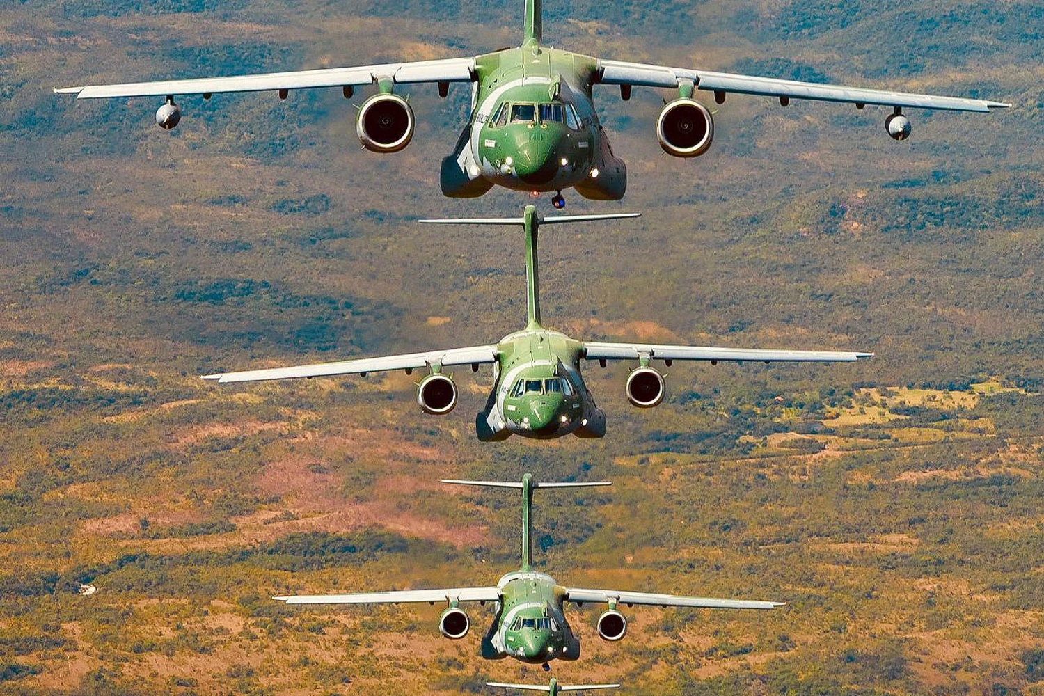 Os quatro KC-390 em formação (FAB)