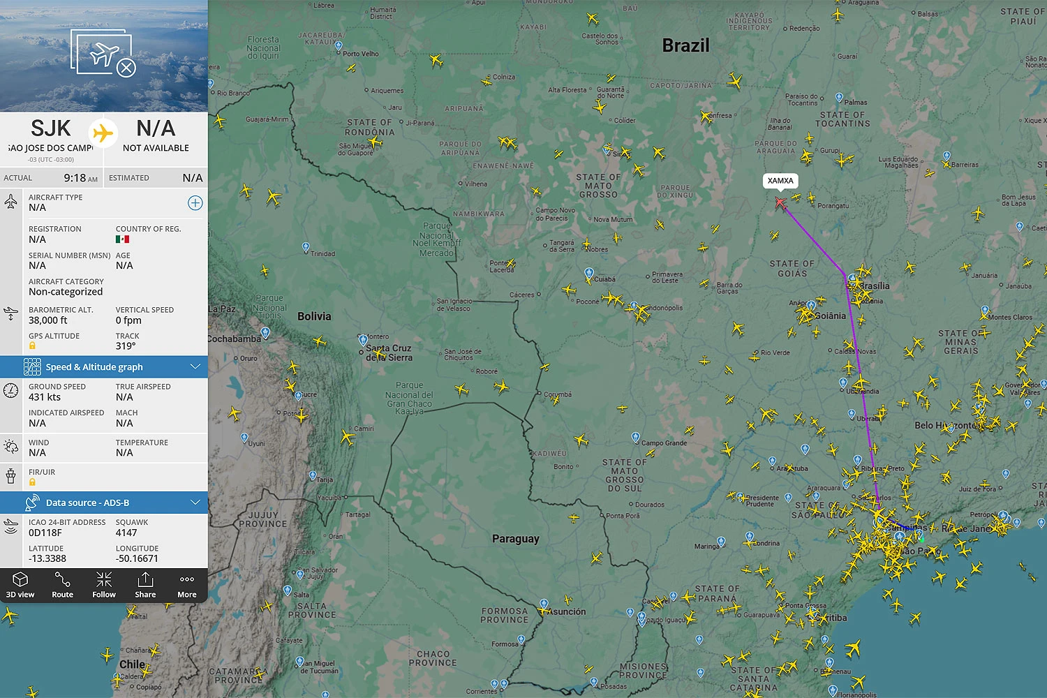 A aeronave XA-XMA que decolou da Embraer e parece seguir rumo ao México (FlightRadar24)