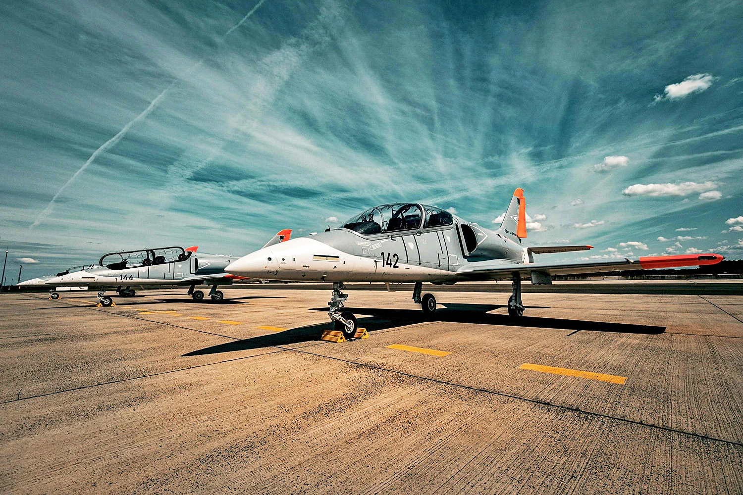 Hungria recebe seus primeiros três jatos Aero L-39 Skyfox