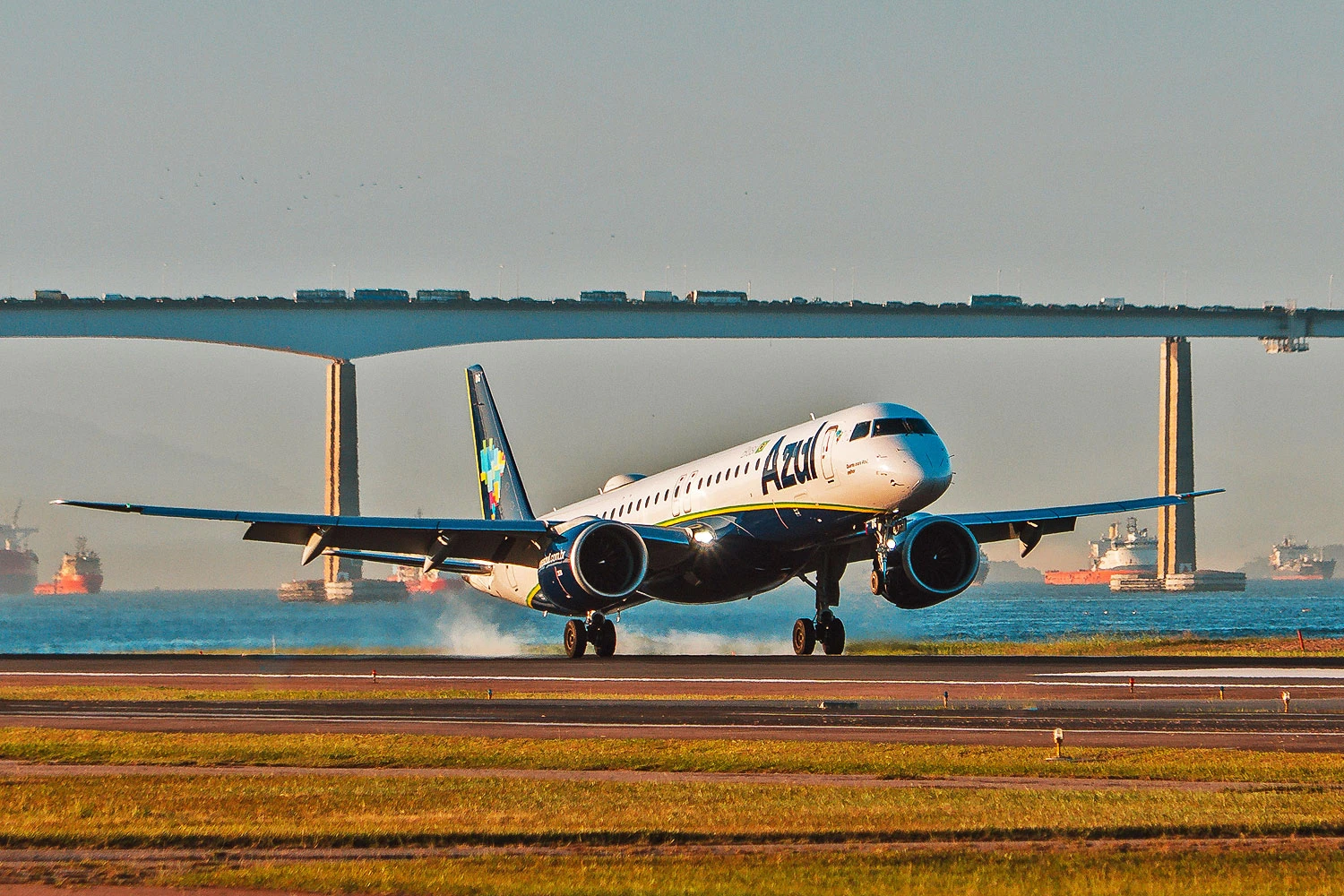 O E195-E2 da Azul pousa no Santos Dumont pela primeira vez (Azul Linhas Aéreas)