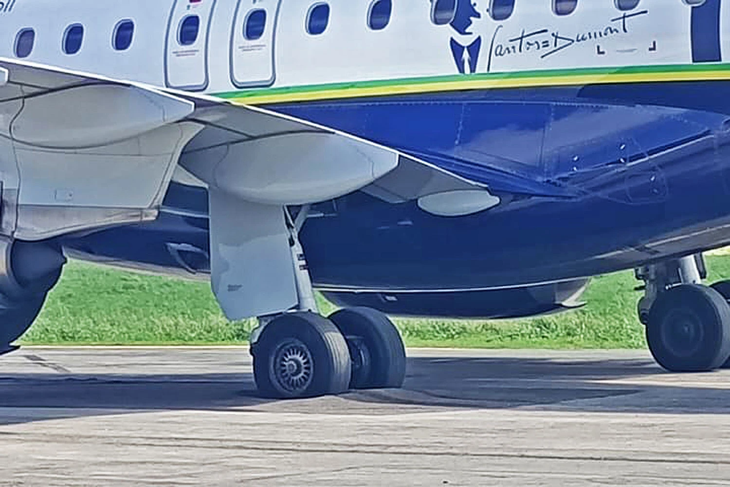Jato E195-E2 da Azul fica preso no asfalto do Aeroporto de Fernando de Noronha