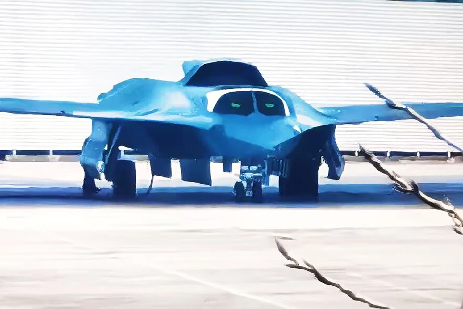 Novas imagens do caça invisível chinês 'J-36' configuração de dois assentos