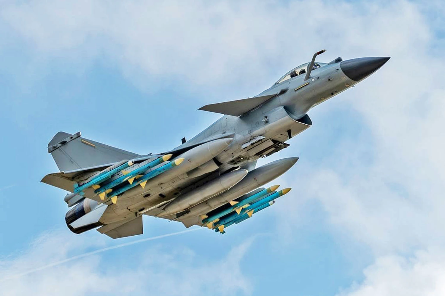 Caça J-10CE com carga máxima de armamentos (Chengdu)