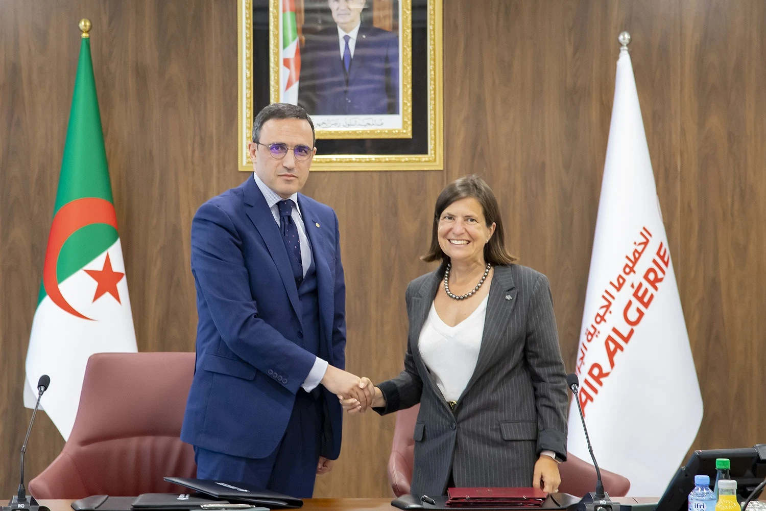 Executivos da Air Algérie e ATR assinam o acordo (ATR)