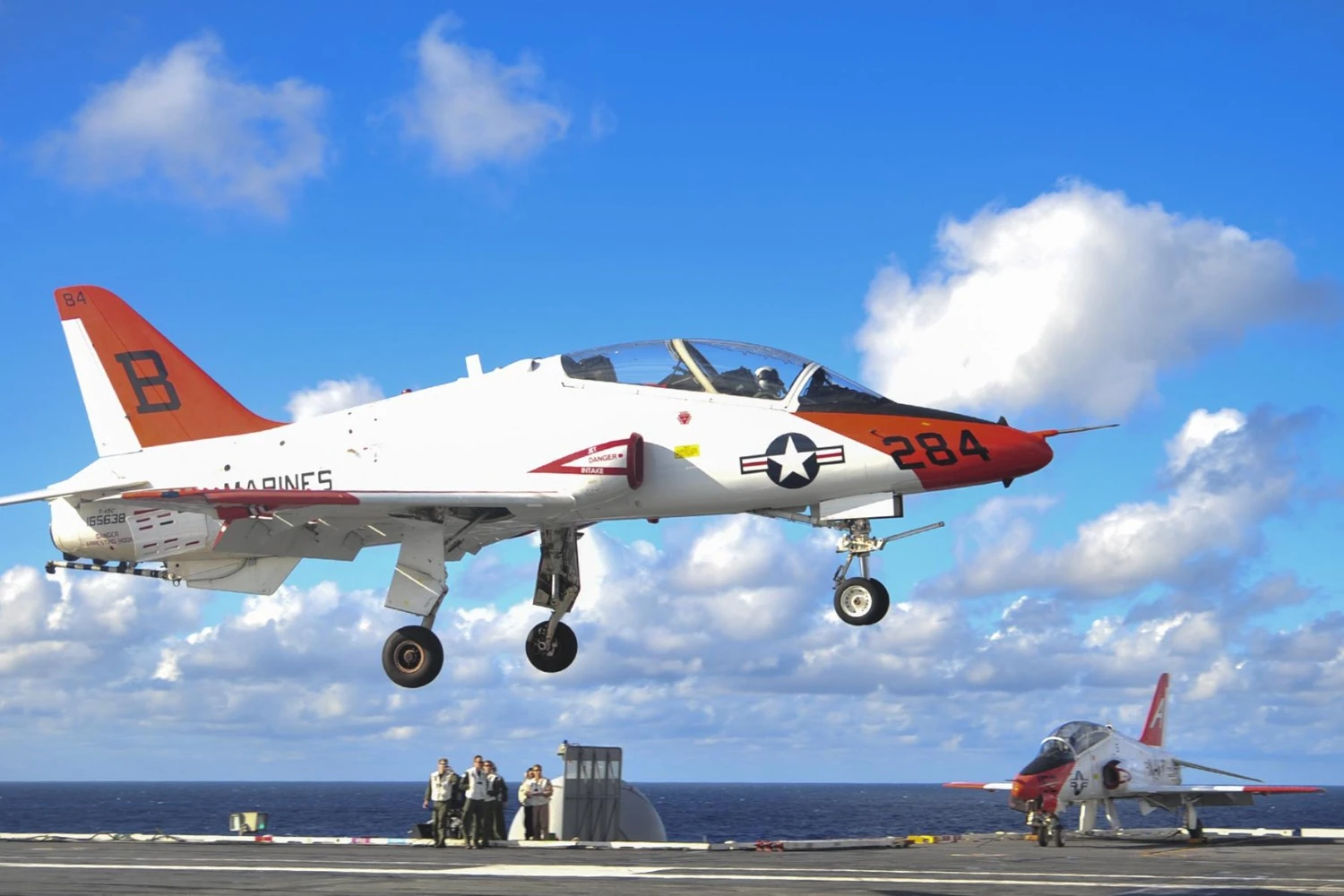 Jato de treinamento T-45 Goshawk pousa em porta-aviões dos EUA (US Navy)