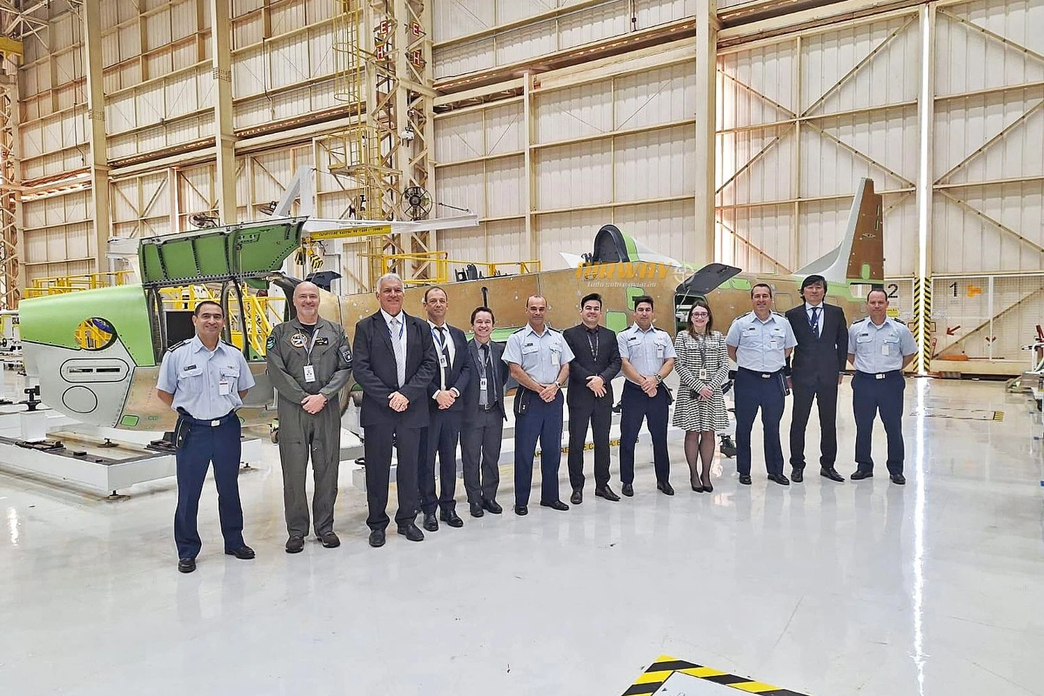 Força Aérea Uruguaia revela primeiro A-29 Super Tucano em montagem na Embraer
