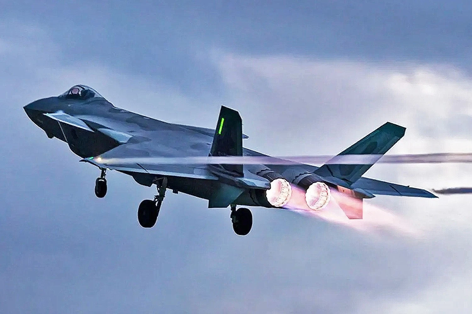 Caça furtivo J-20 da China teria voado próximo à Coreia do Sul e Japão sem ser notado