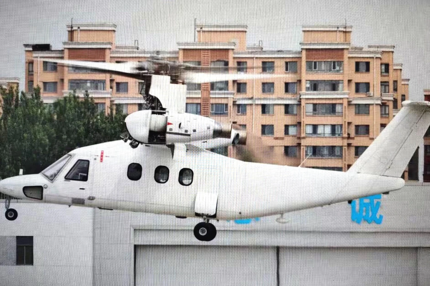 China realiza o primeiro voo de 'avião-helicóptero'