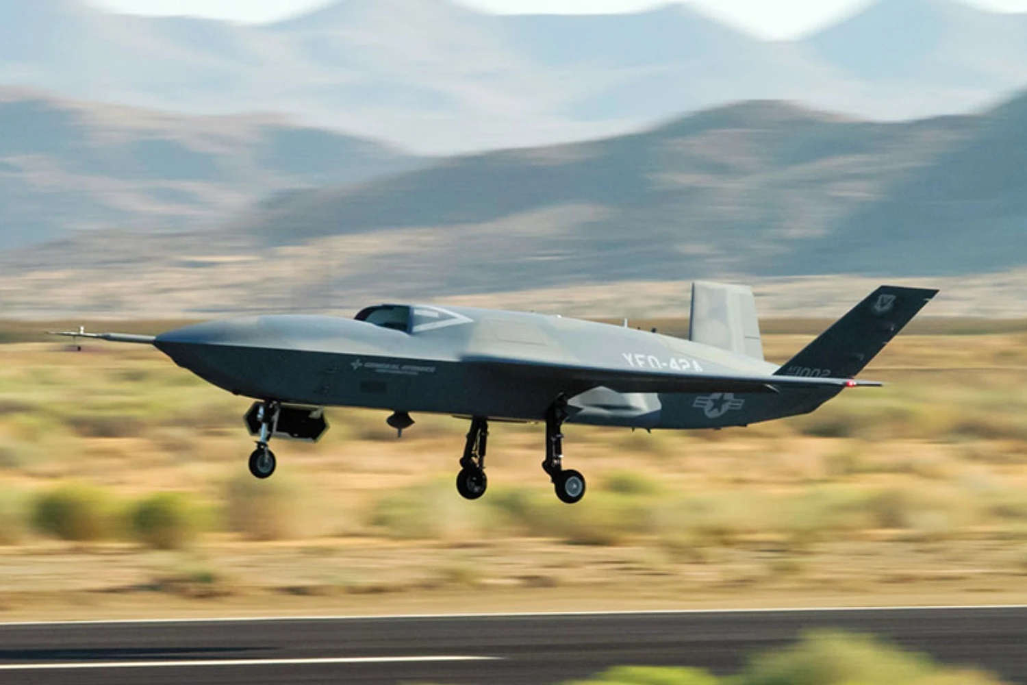 Caça drone YFQ-42A cai durante teste na Califórnia e voos são suspensos