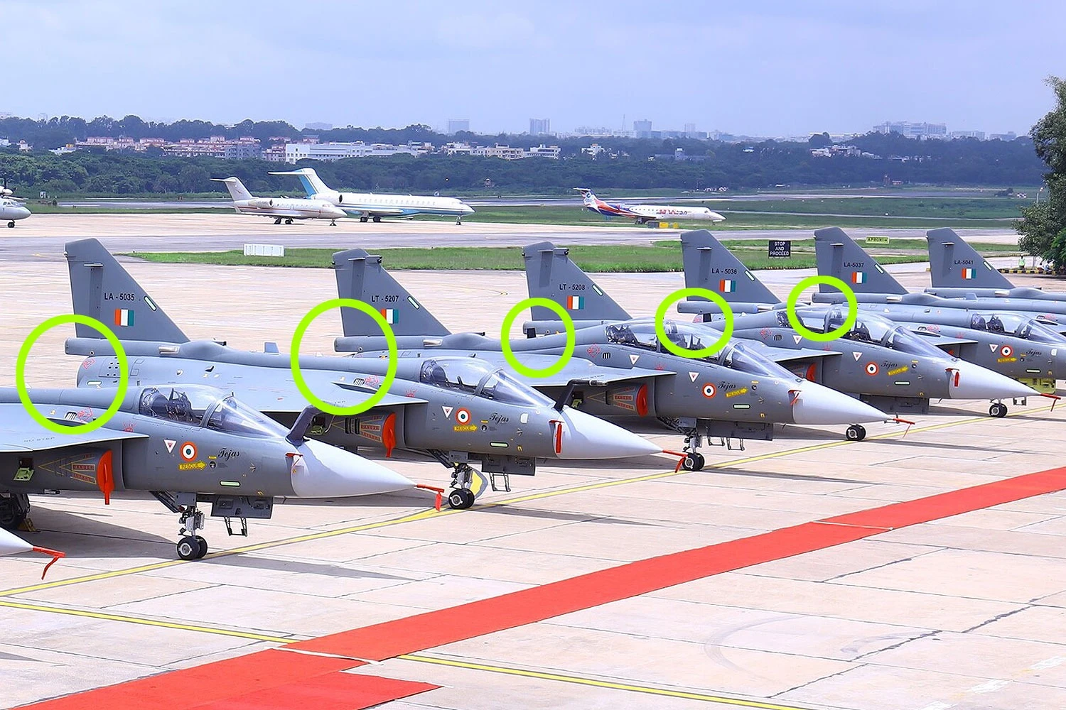 Fabricante indiana recebe parlamentares e exibe vários caças Tejas sem motor