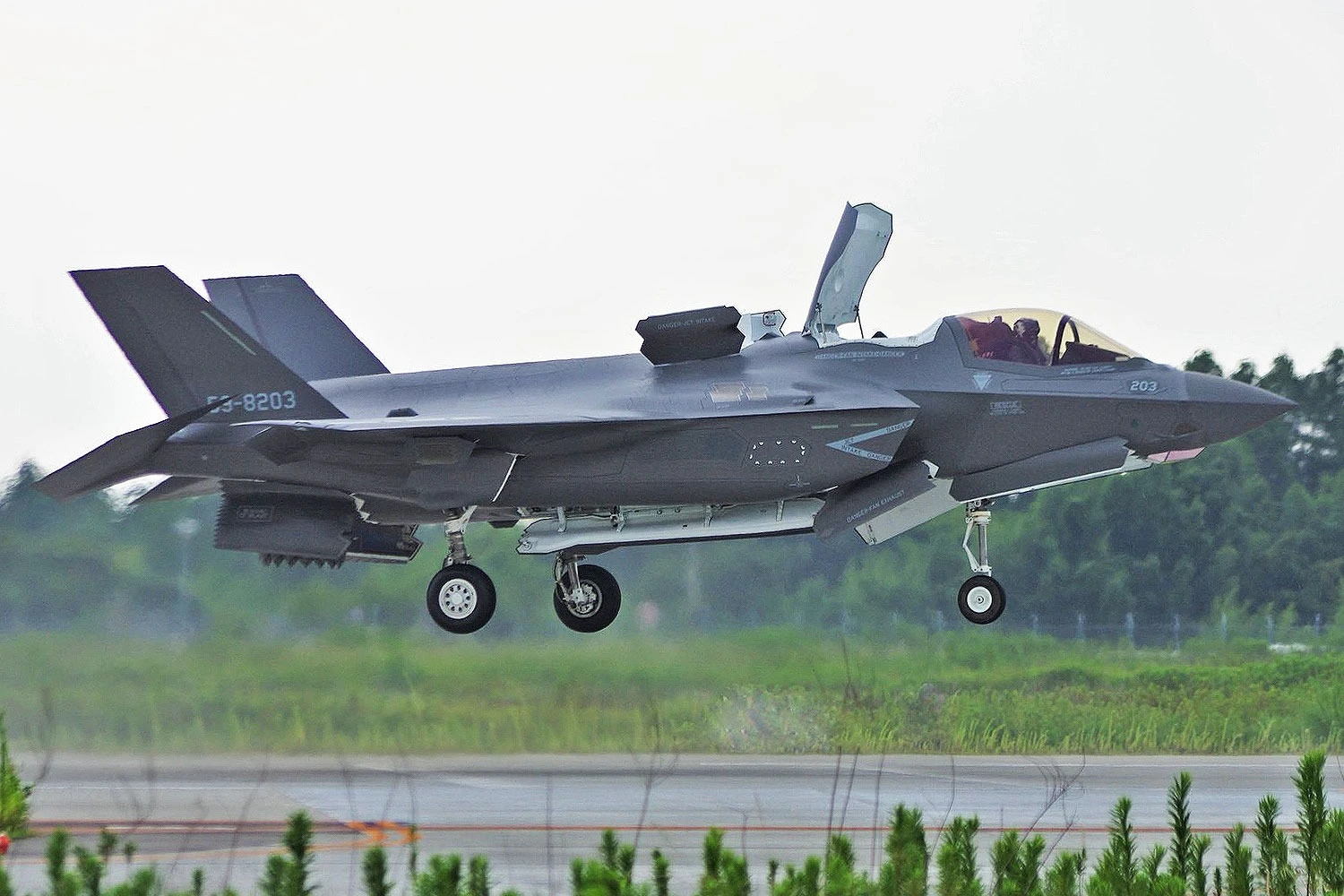 F-35B britânico faz pouso de emergência no Japão após marco histórico e chegada dos primeiros caças ao país
