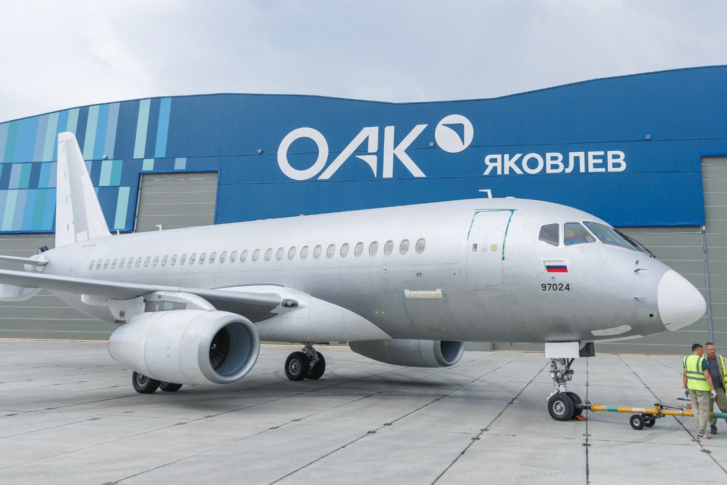 Rússia passa na frente da Embraer e acerta produção de jato comercial na Índia