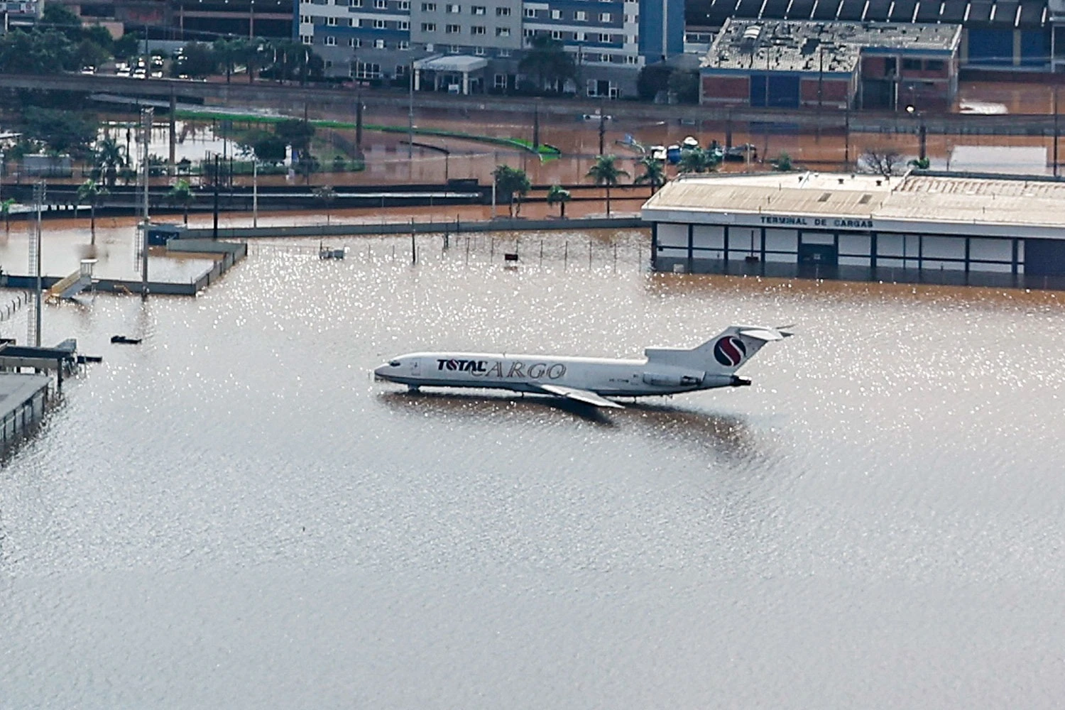 Boeing 727-200 solitário das enchentes em Porto Alegre vai para museu