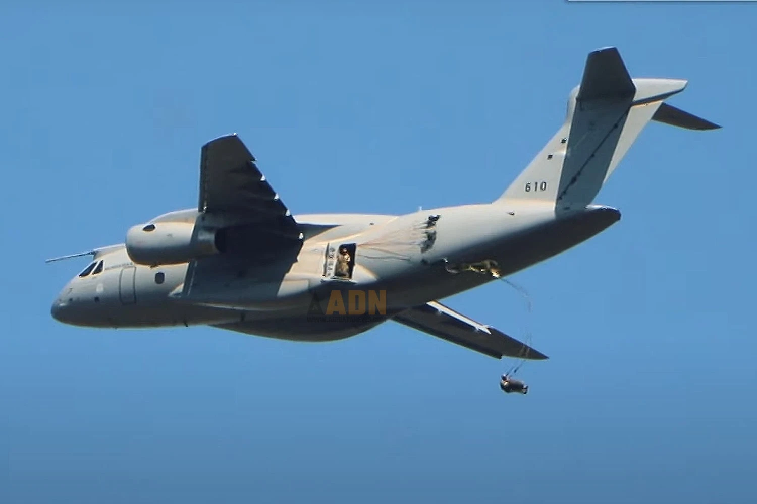 Vídeo: Paraquedistas húngaros realizam saltos do Embraer KC-390