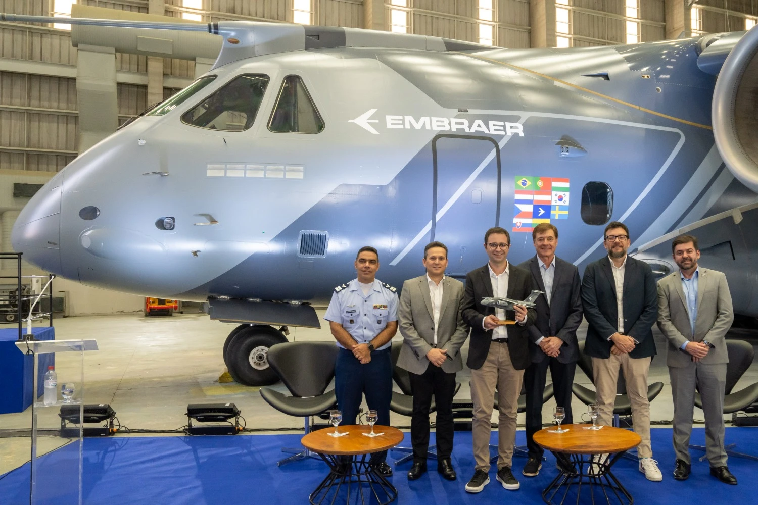 O KC-390 com a nova pintura durante evento em Confins (Embraer)
