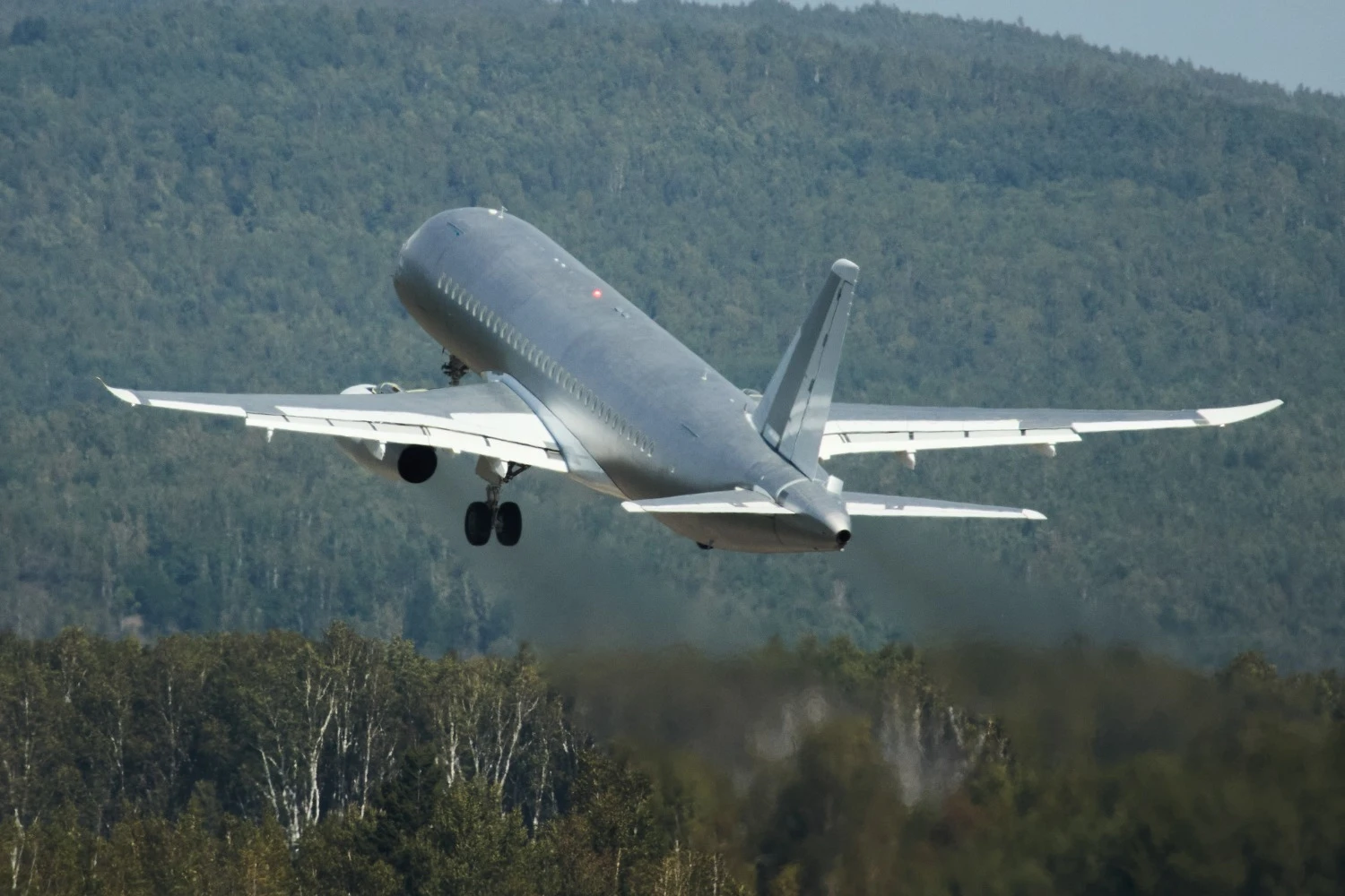 Rússia vai levar seus aviões Il-114-300 e SJ-100 para primeiro evento fora da Rússia