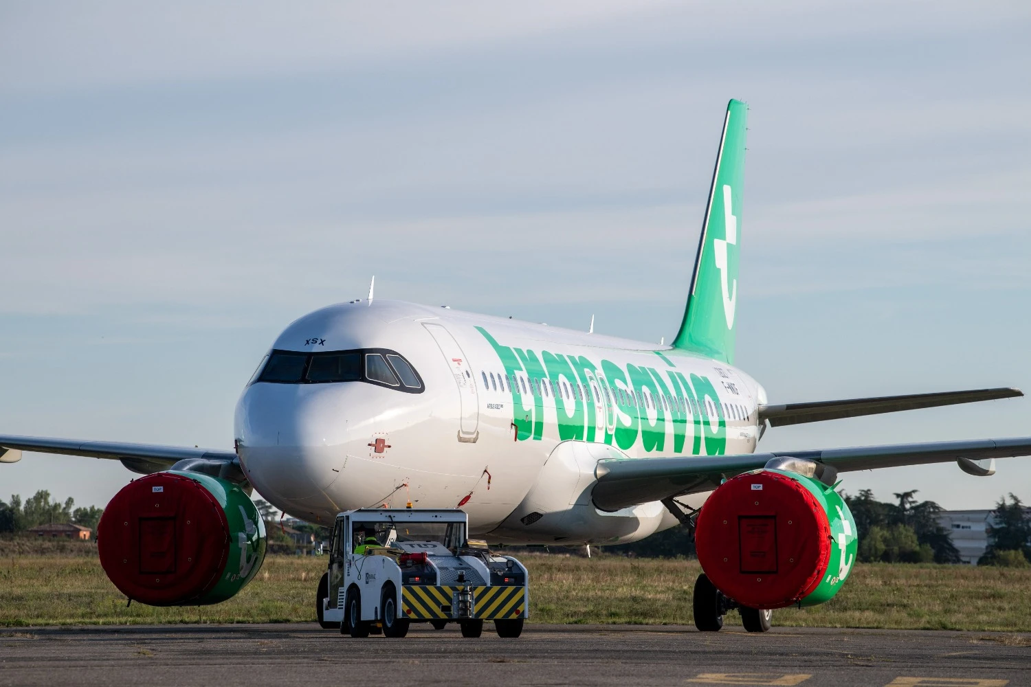 Transavia revela nova pintura no Airbus A320neo em Toulouse