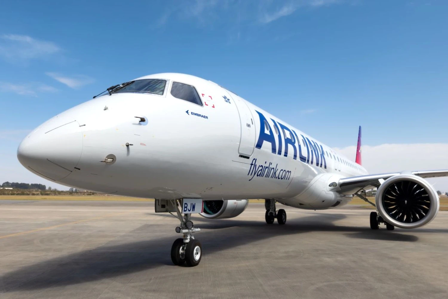 Sul-africana Airlink recebeu terceiro Embraer E195-E2 após voo recorde