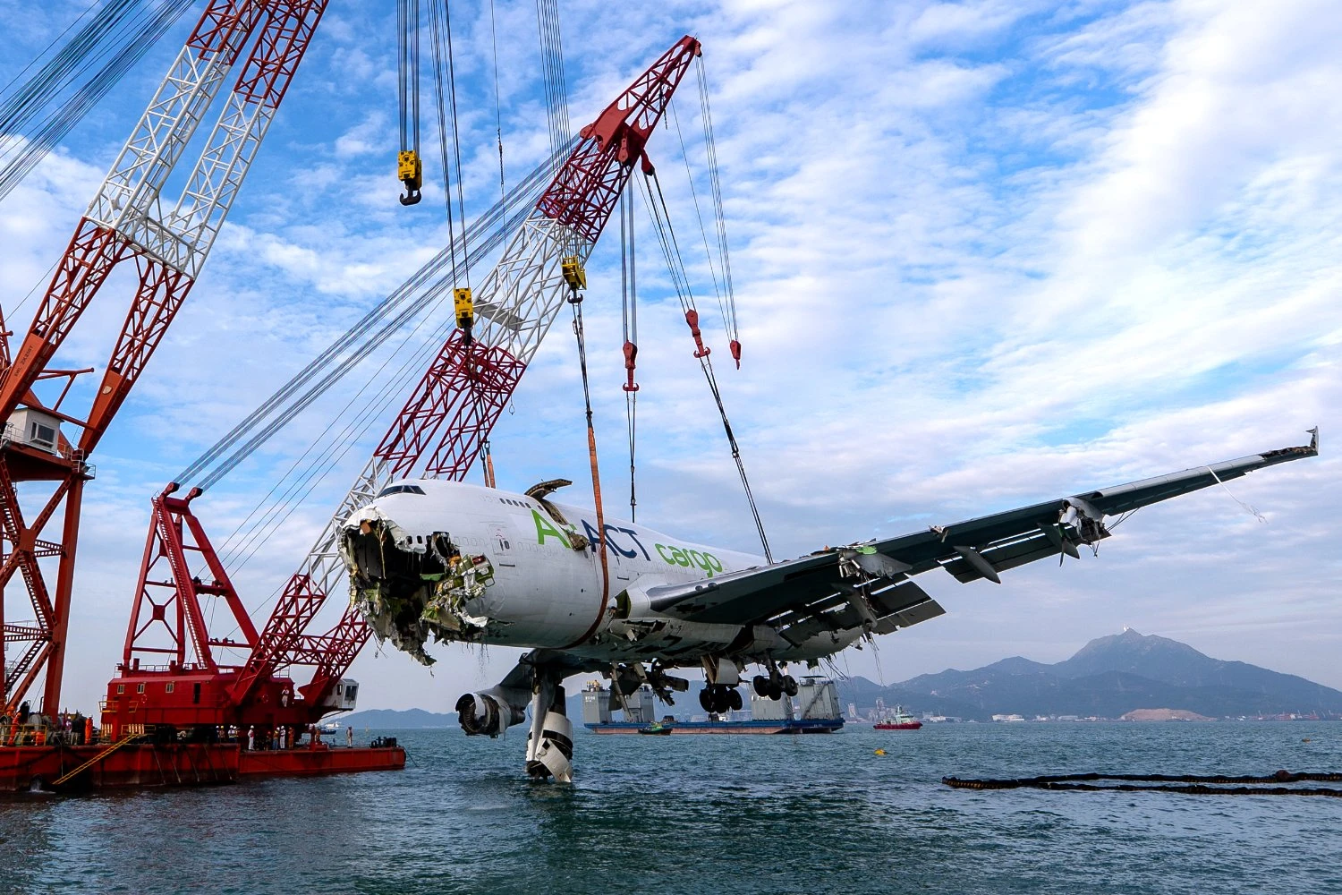 Boeing 747 cargueiro é resgatado do mar por super guindaste
