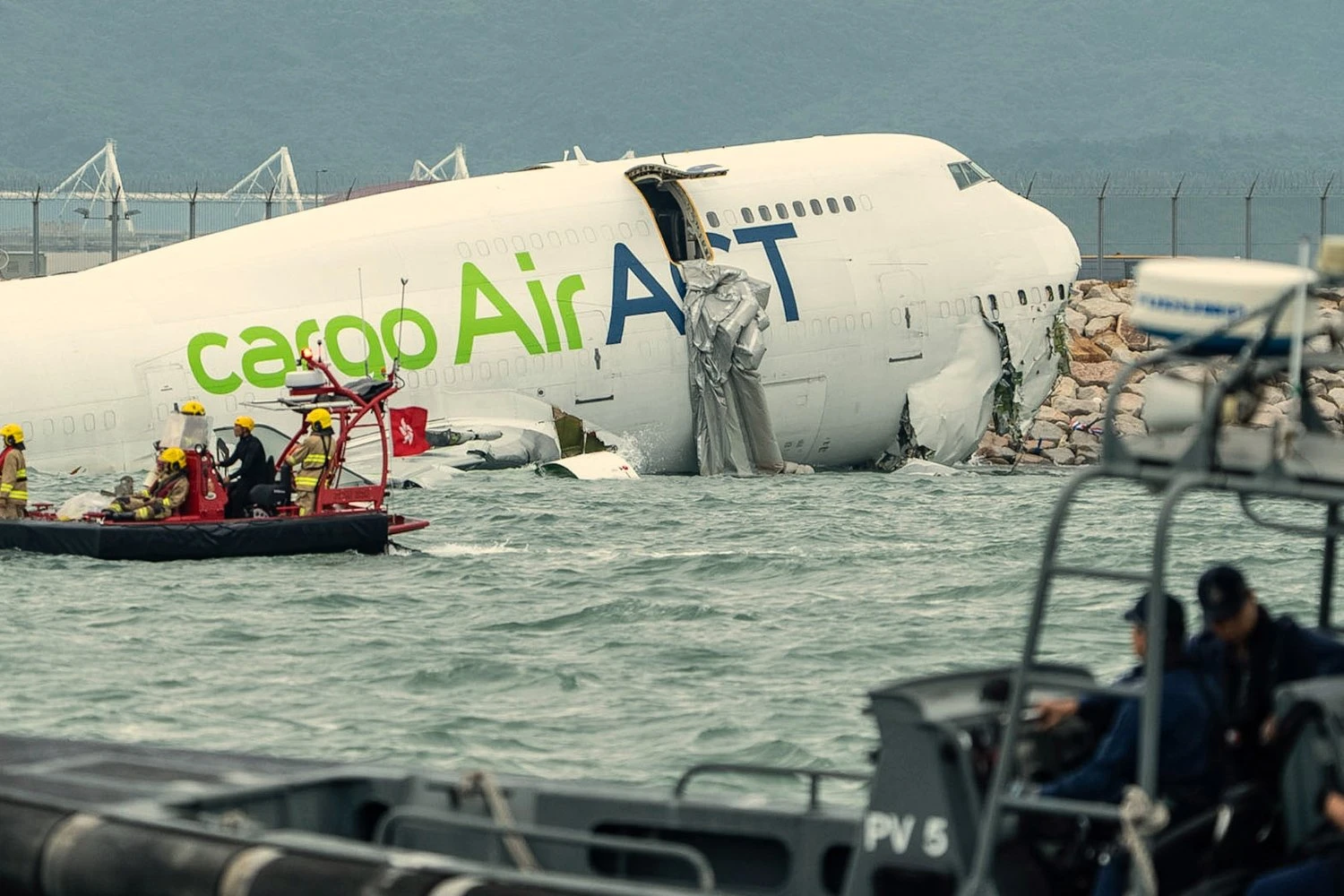 Boeing 747-400 cargueiro sai da pista em Hong Kong e acaba no mar