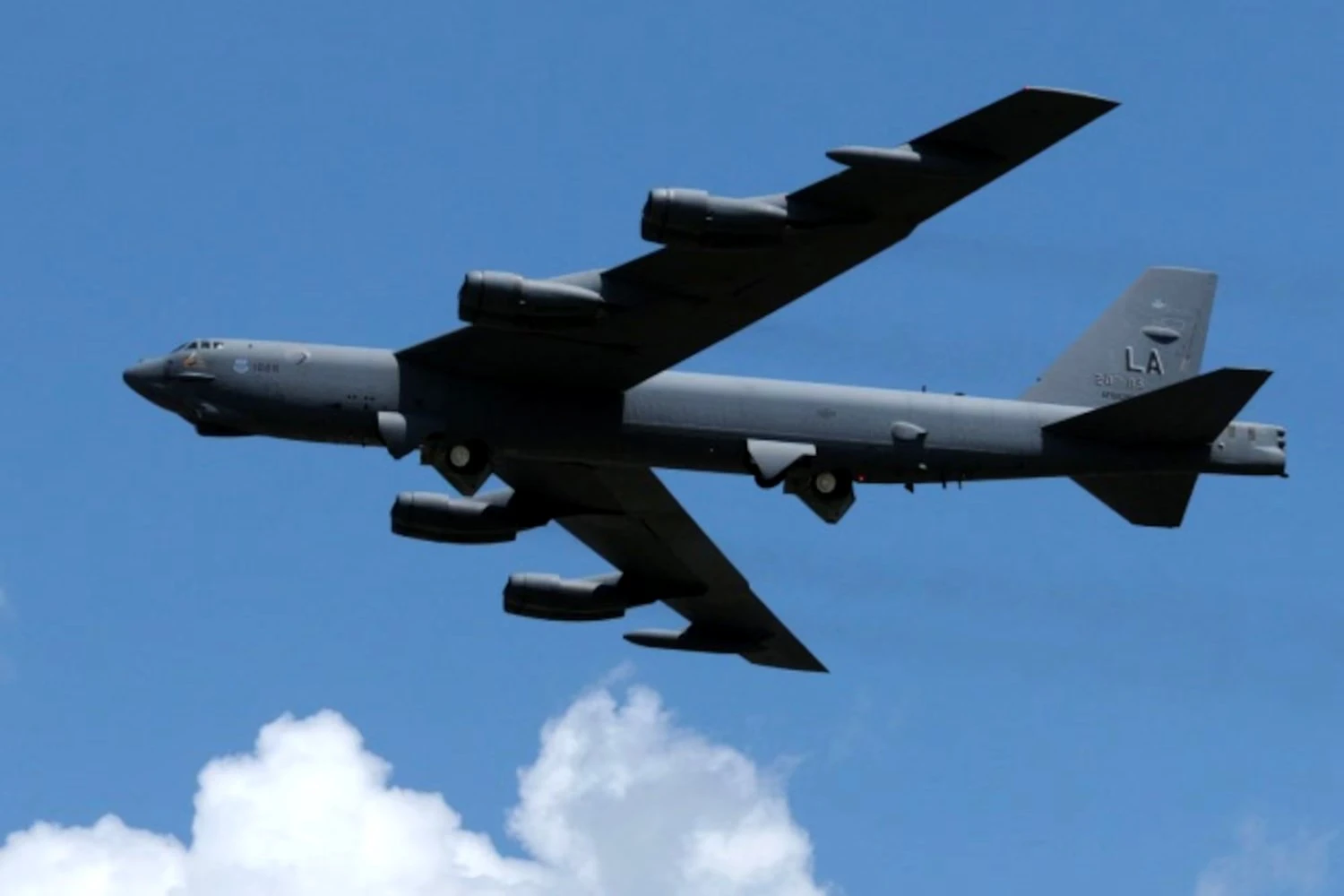 Bombardeiros B-52 dos EUA conduzem operações na costa da Venezuela