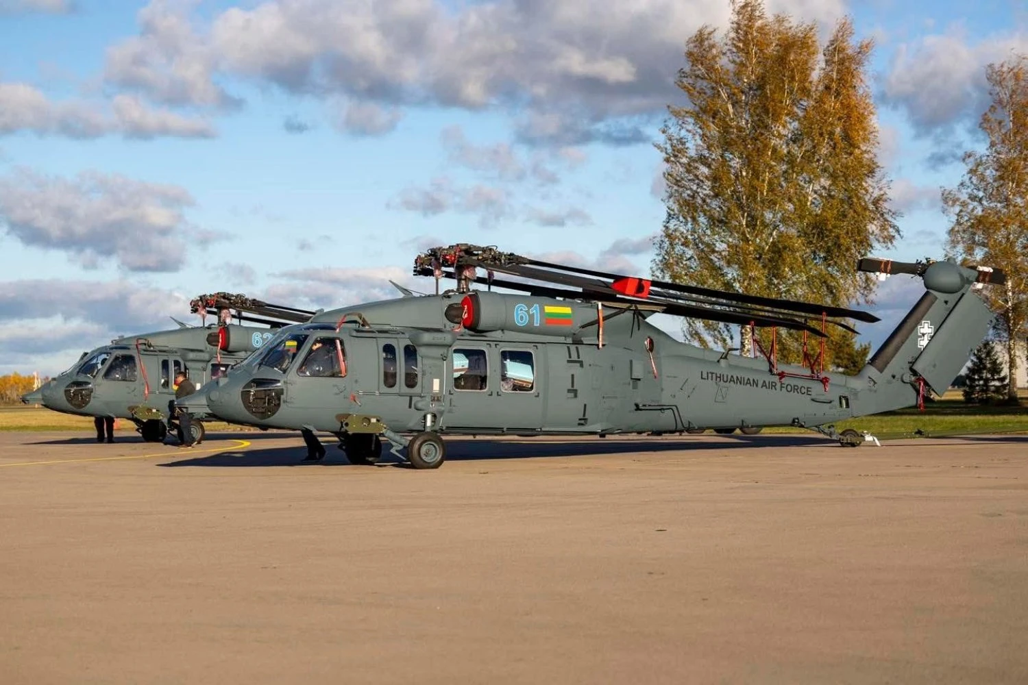 Lituânia recebe os primeiros dois helicópteros UH-60M Black Hawk