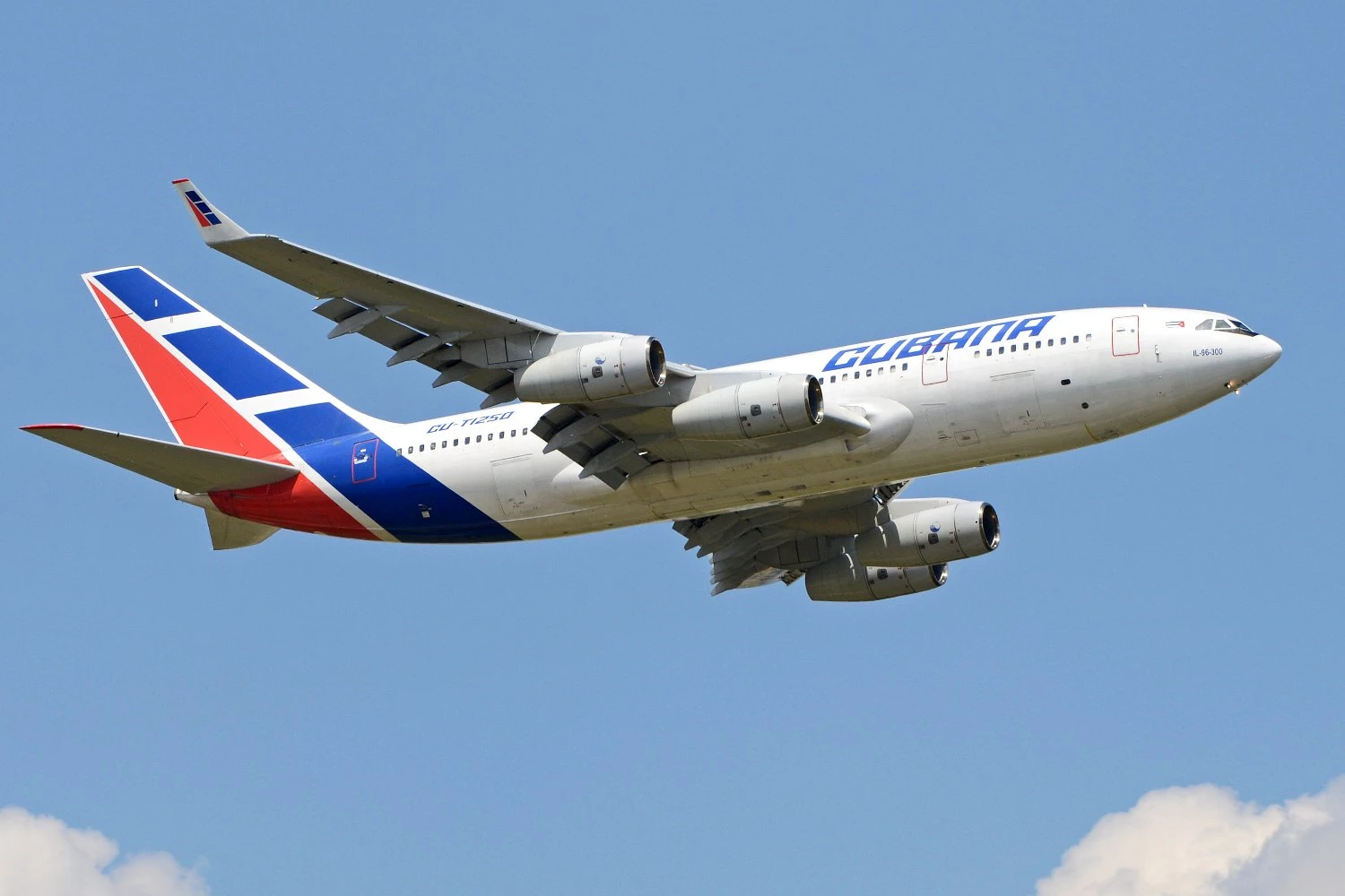 Cubana de Aviación reativa Il-96-300 após longa revisão na Bielorrússia