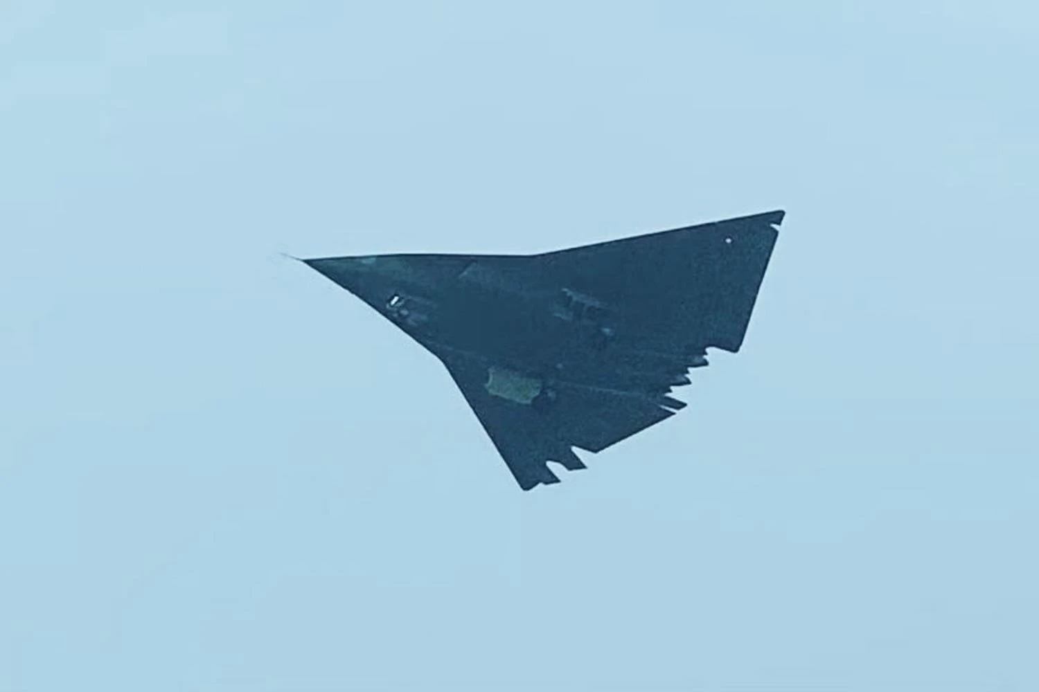 Segundo protótipo do caça furtivo chinês J-36 é visto em voo com aprimoramentos