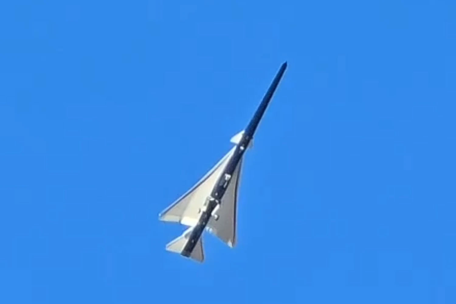 Avião experimental supersônico X-59 da NASA completa seu primeiro voo