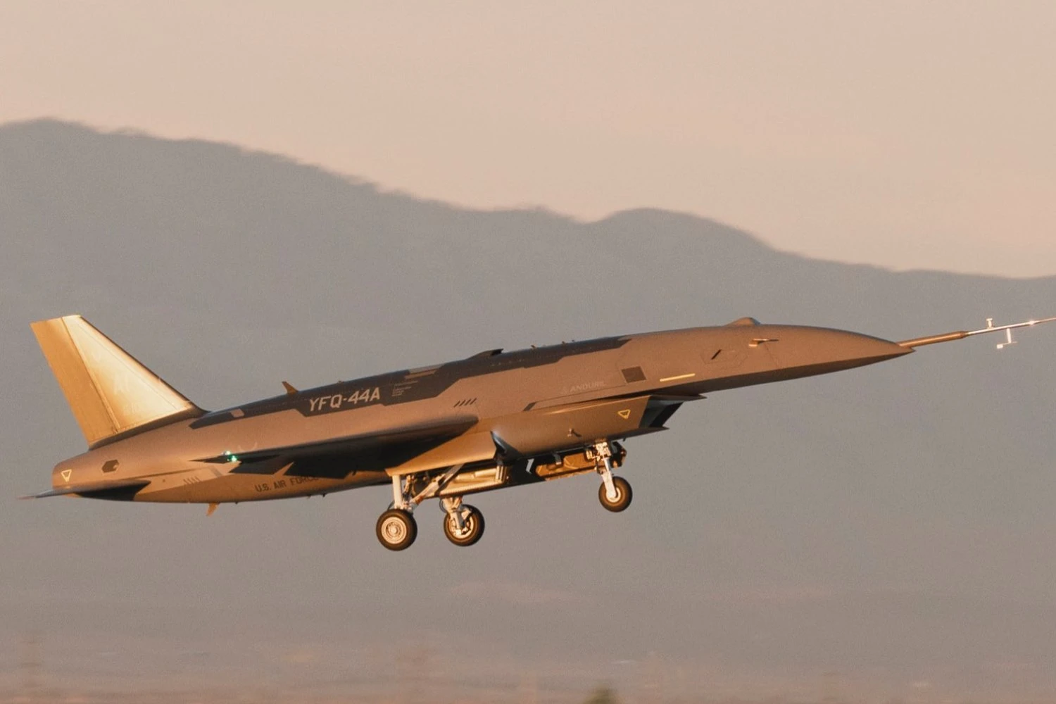 Protótipo de drone de combate YFQ-44A completa primeiro voo na Califórnia