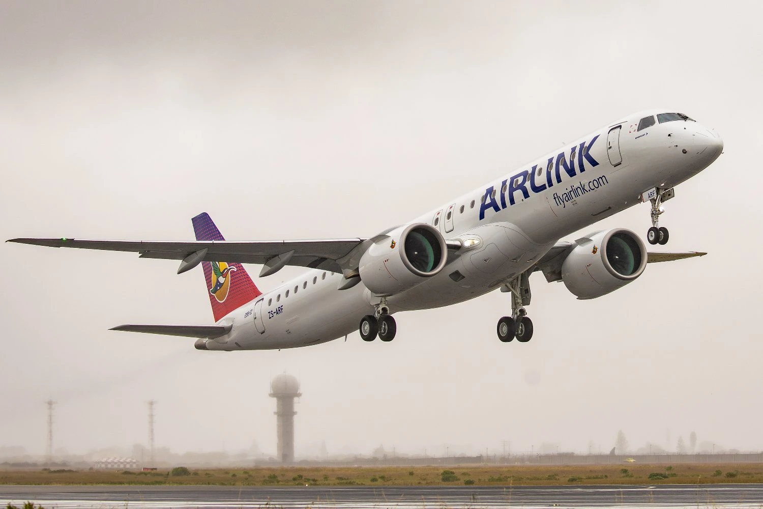Embraer e Airlink assinam acordo de pool de componentes para 10 E195-E2 em Dubai