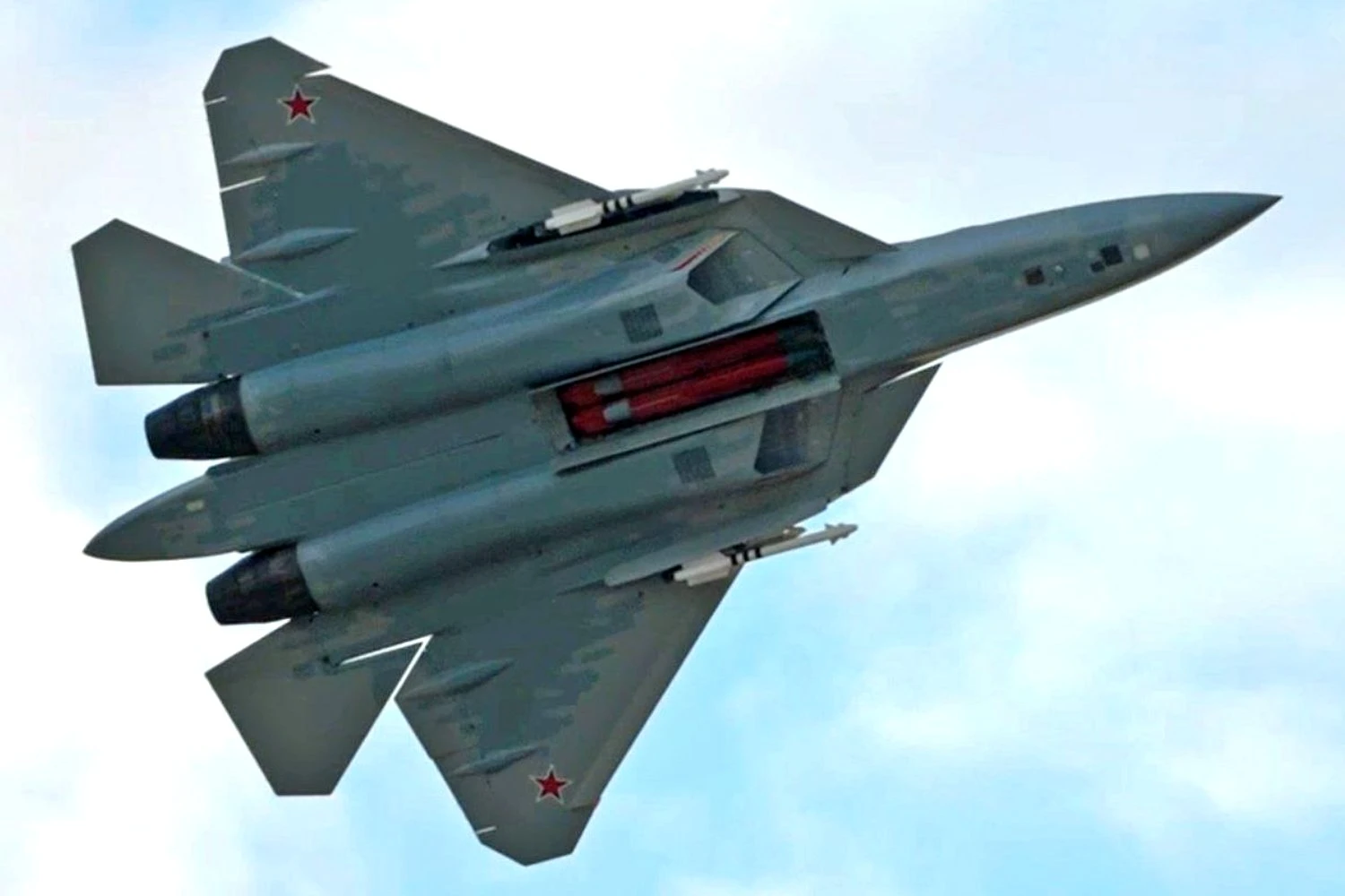 Caça russo Su-57 aparece em vídeo com compartimento de armas aberto