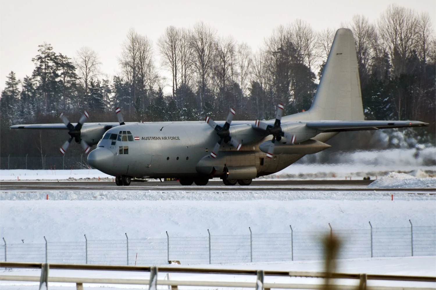 Áustria se despede do primeiro C-130K Hercules enquanto espera pelo Embraer C-390
