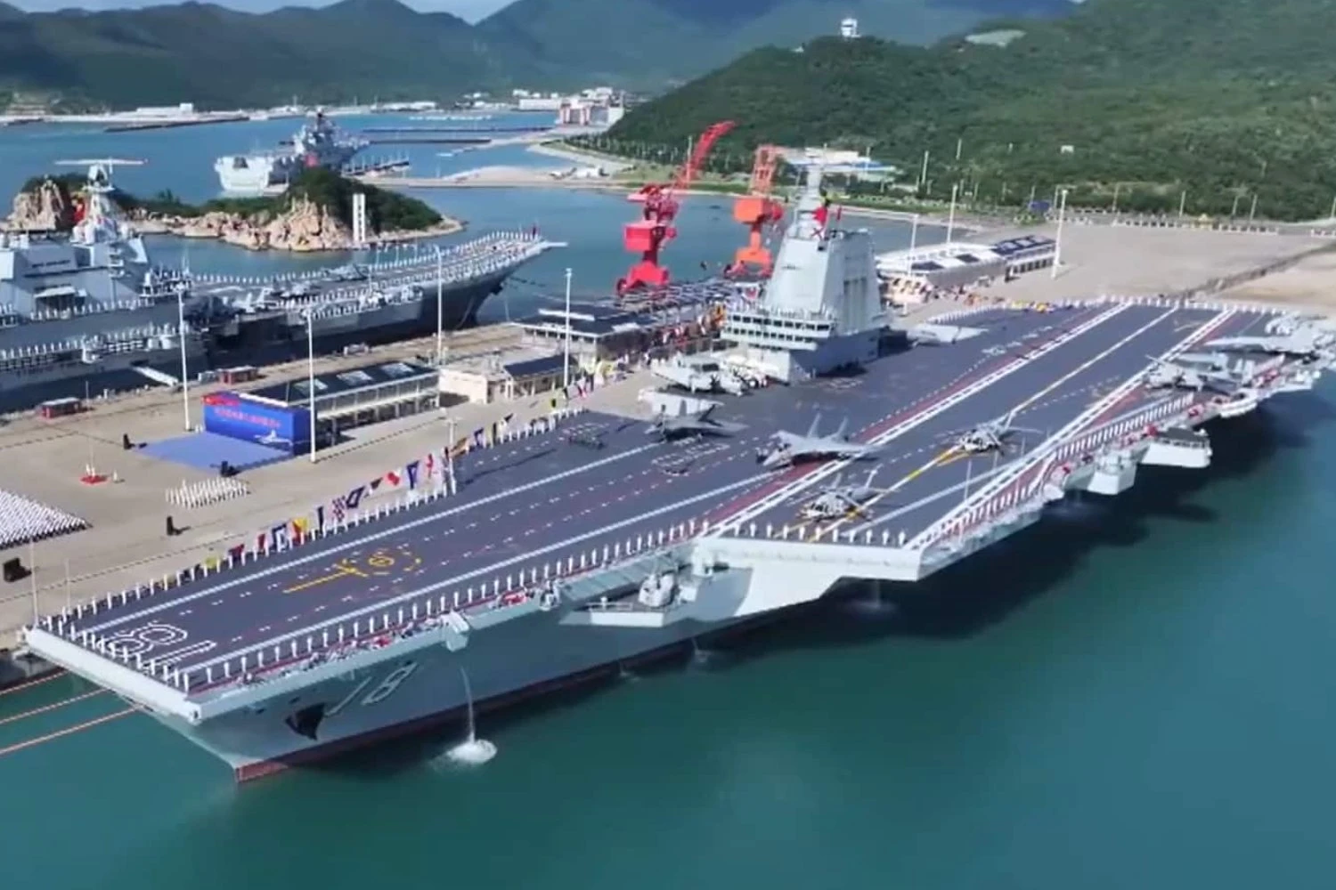 Fujian e seus aviões, alguns dos quais foram construídos especificamente para operar no porta-aviões.