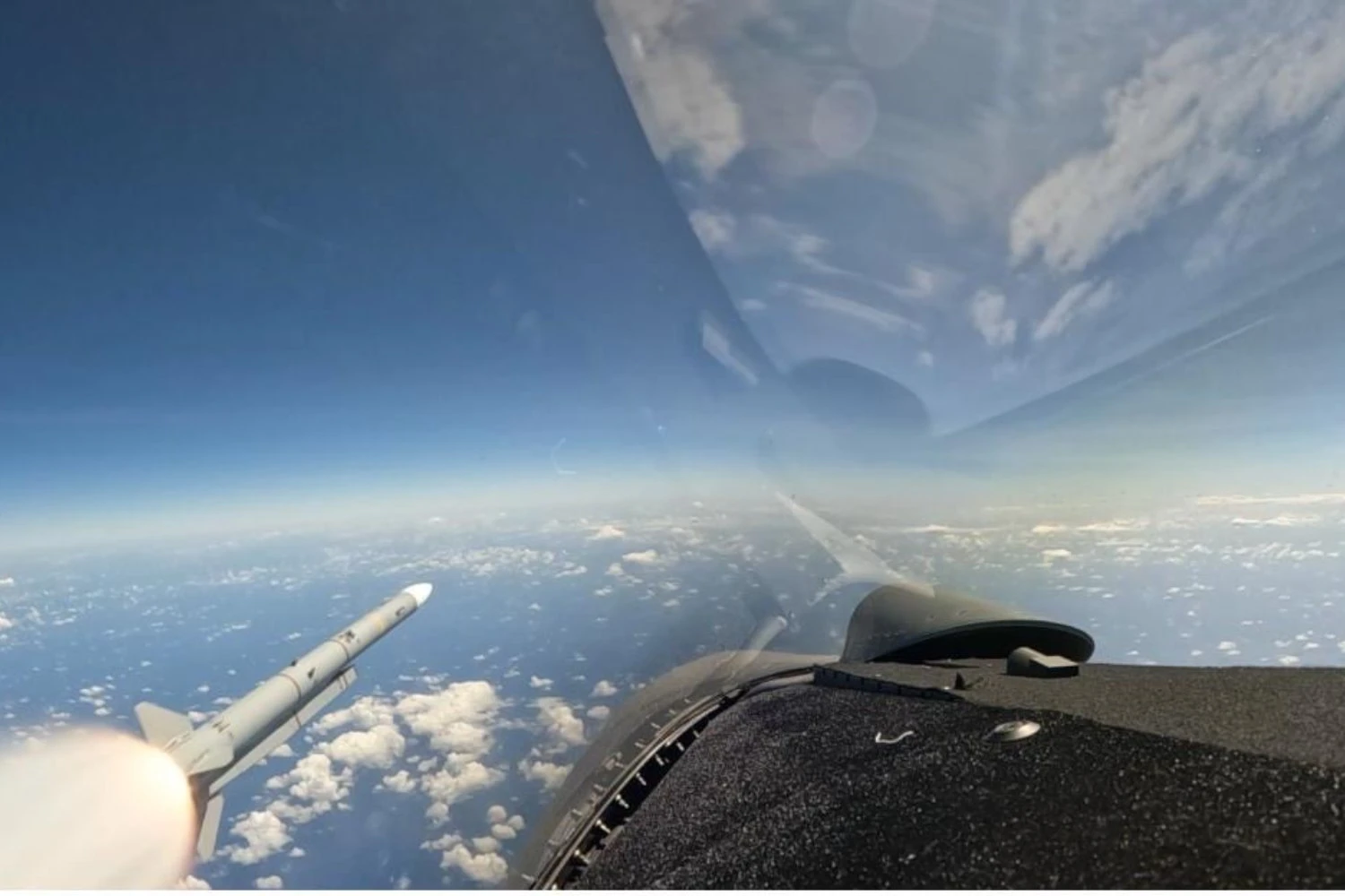 Caça Gripen F-39E da FAB faz primeiro disparo de míssil Meteor