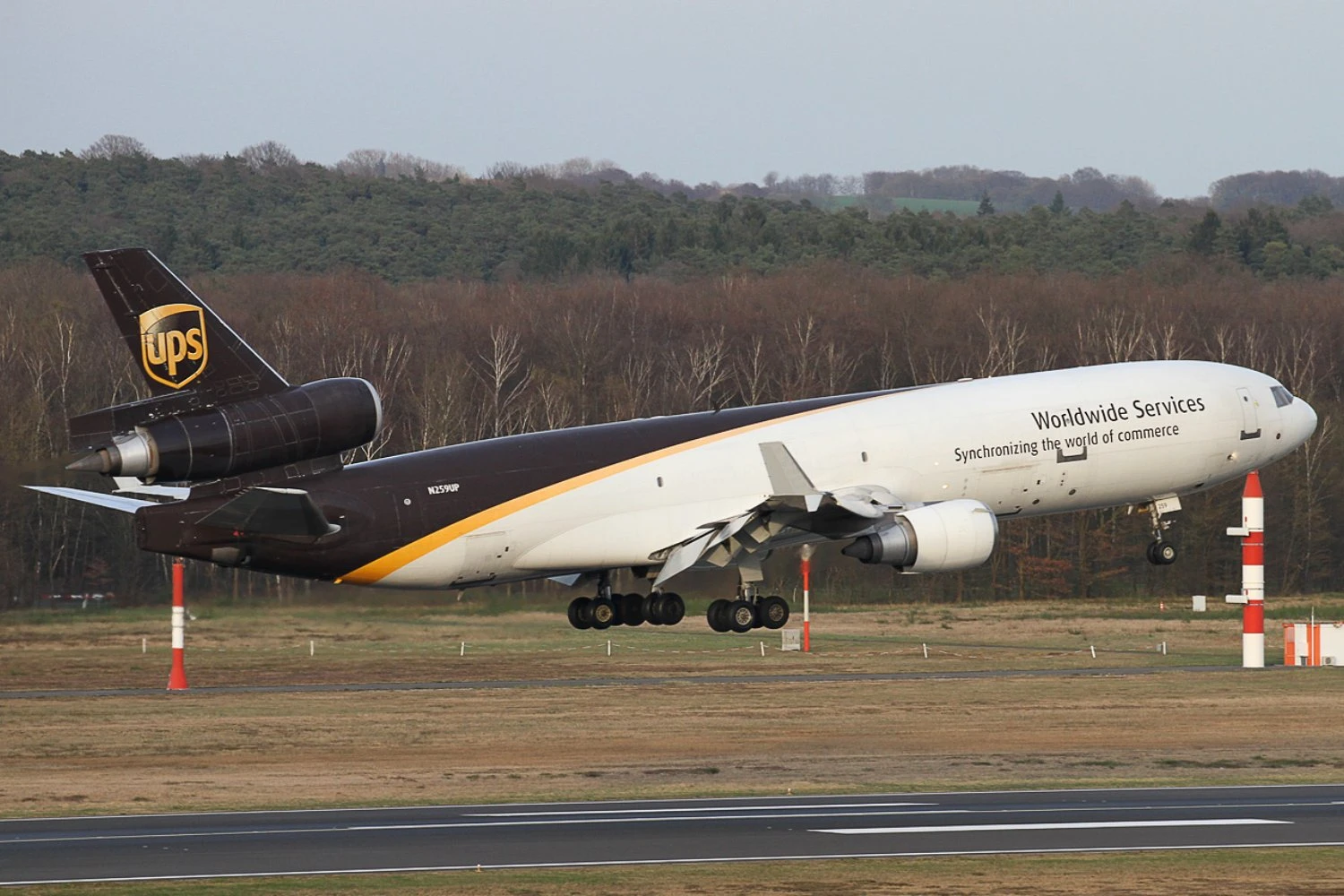 Cargueiro MD-11F da UPS não conseguiu decolar e caiu sobre prédios nos EUA