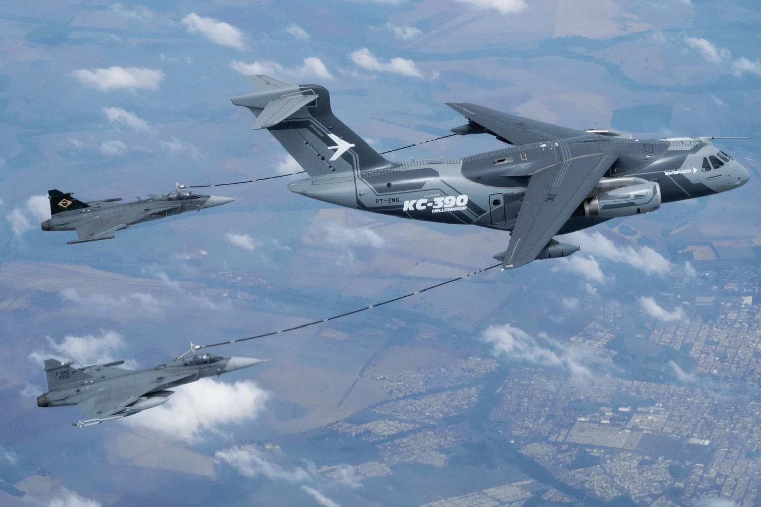 KC-390 completa voos de certificação com o caça Gripen F-39E em Gavião Peixoto