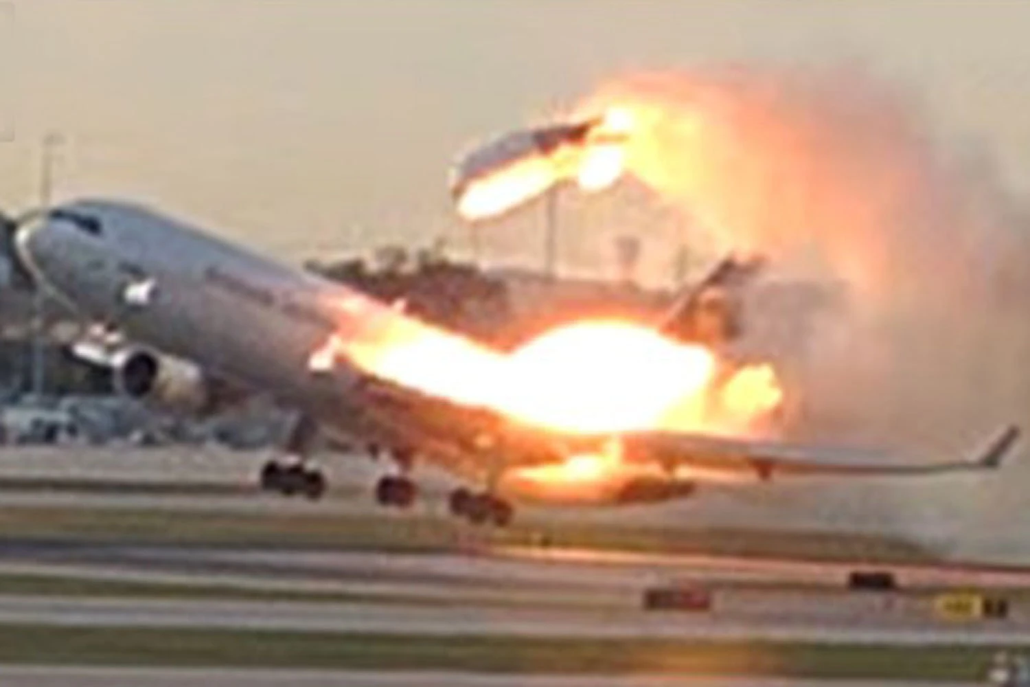 O motor esquerdo se desprende da asa do MD-11F logo após a decolagem.